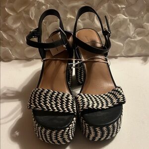 Universal Thread Black and Tan Woven Platform Sandals